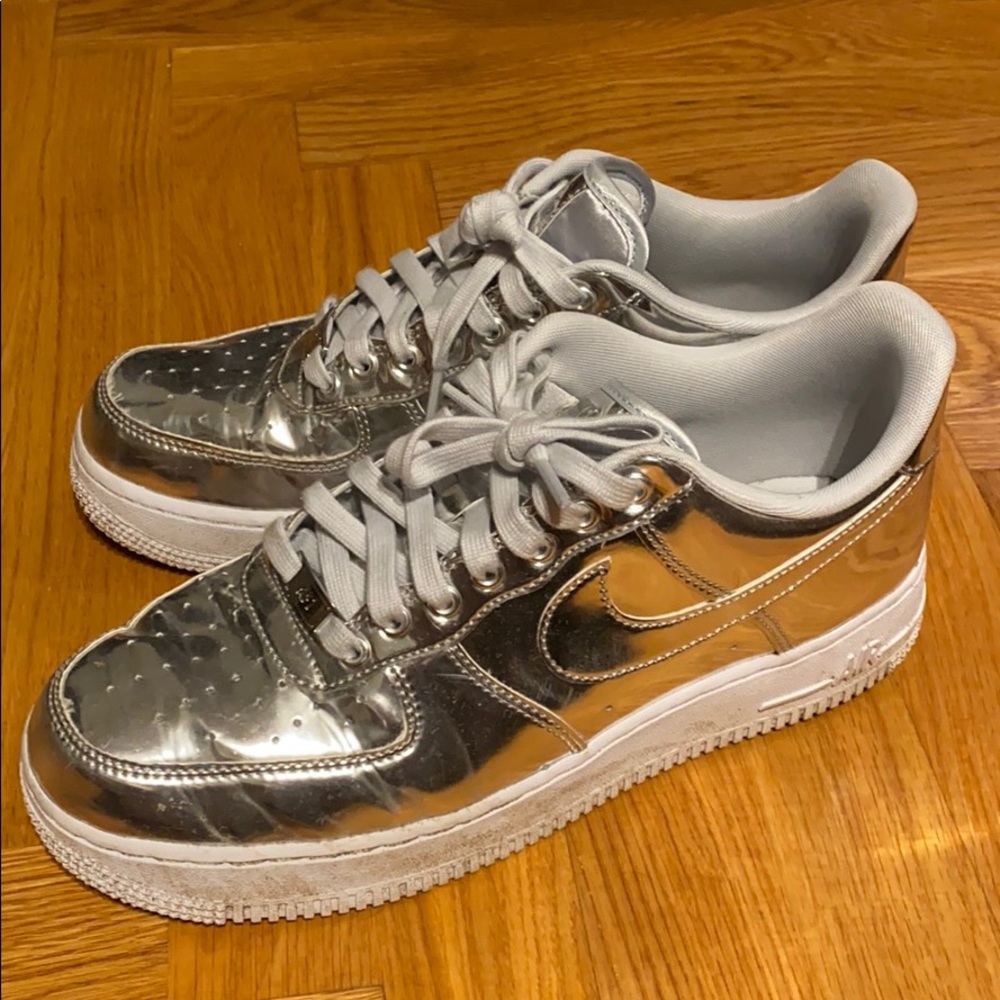 SUPER funky + shiny NIKE shoes — plz take!